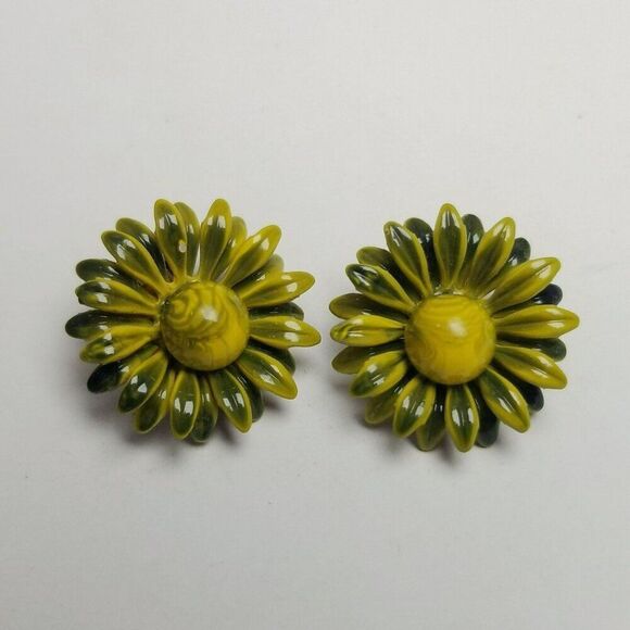 Vintage Yellow and Blue Enamel Daisy Clip On Earrings, Flower 60s 70s Style - Picture 5 of 6
